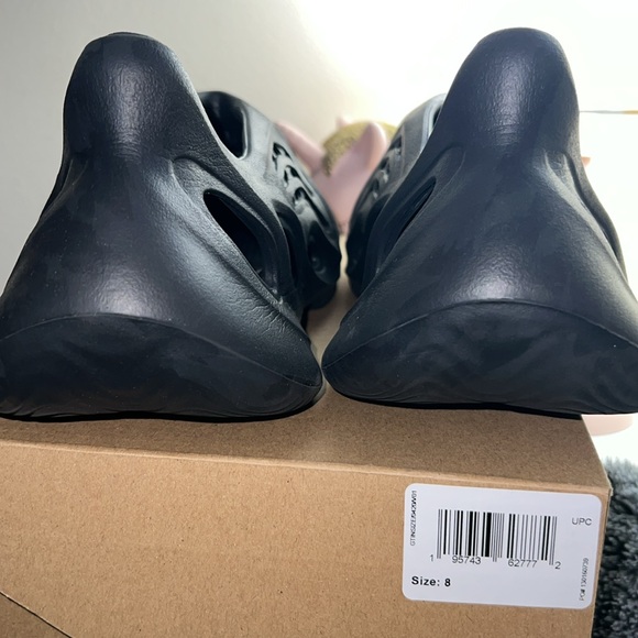 Black Yeezy foam runner size 8 in men. Fits like a 7-7.5 in men or 8.5 in women - Picture 2 of 6